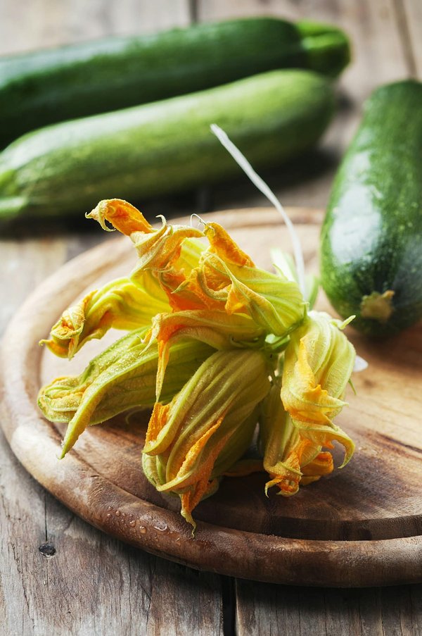 Comment préparer des nouilles de courgettes avec une sauce tomate maison sans sucre ajouté?